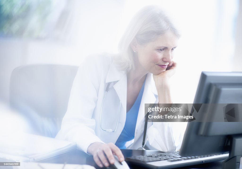 USA, New Jersey, Jersey City, Senior female doctor working in her office