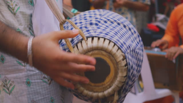 민속 음악을 연주하는 전통 음악가