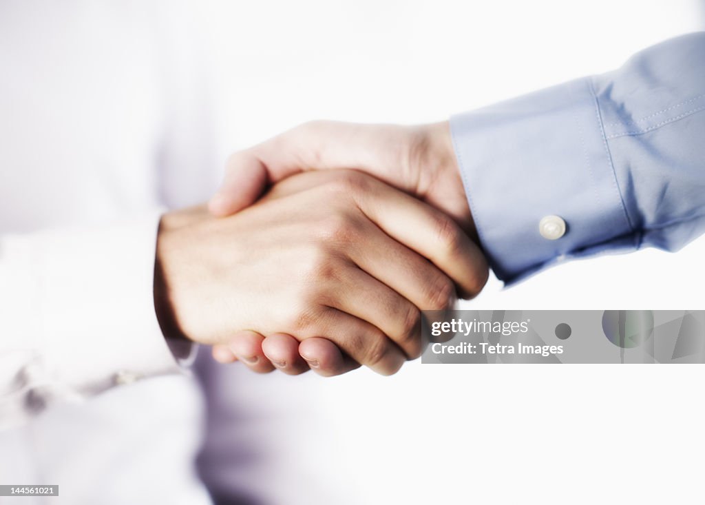 USA, New Jersey, Jersey City, Two businessman shaking hands