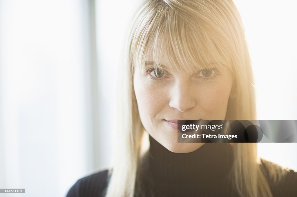 USA, New Jersey, Jersey City, Portrait of woman smiling