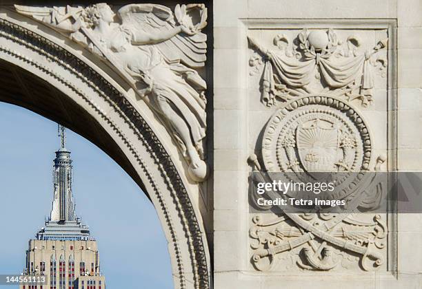 usa, new york state, new york city, washington square arch and empire state building - parque washington square - fotografias e filmes do acervo