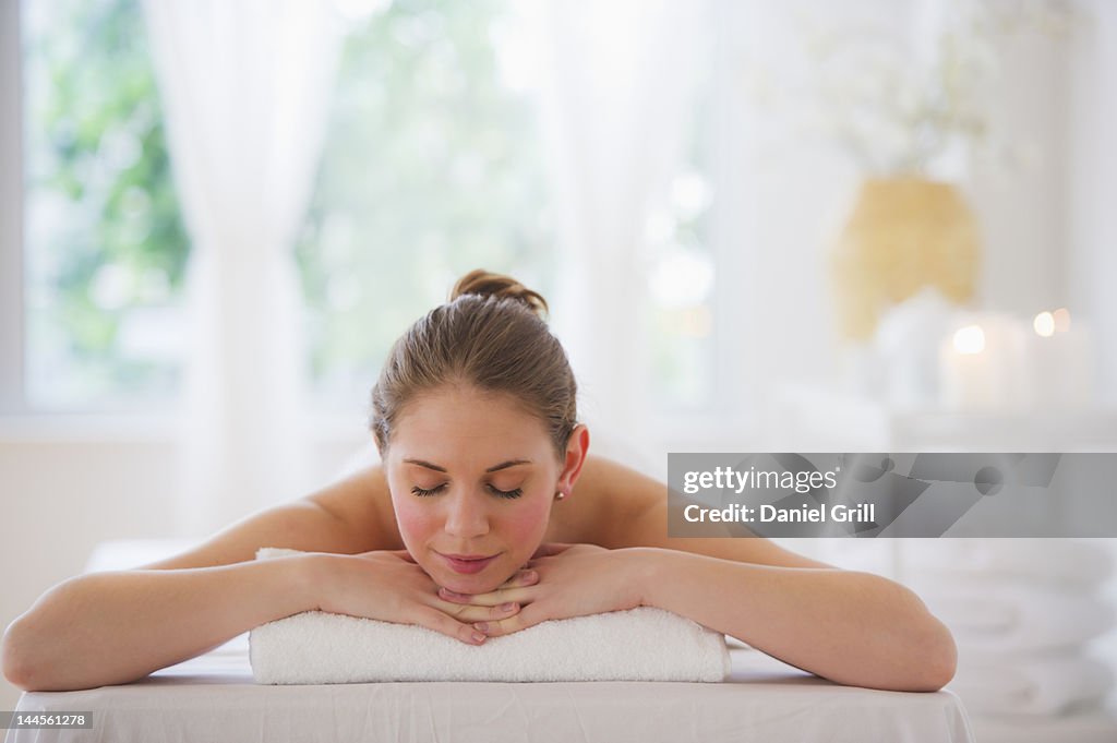 USA, New Jersey, Jersey City, Young woman relaxing in beauty spa