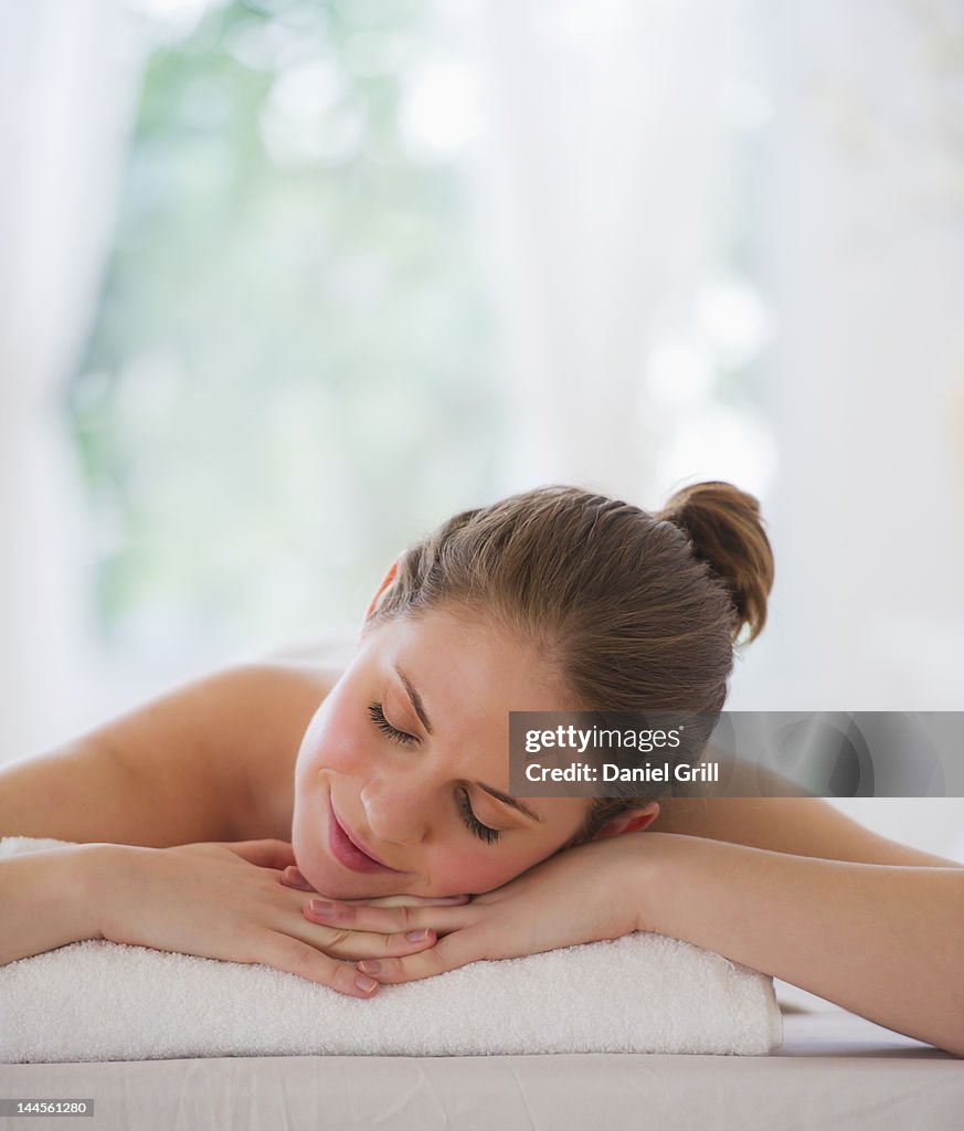 USA, New Jersey, Jersey City, Young woman relaxing in beauty spa