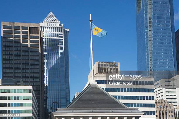 usa, pennsylvania, philadelphia, view of state flag on top of skyscraper - philadelphia pennsylvania flag stock pictures, royalty-free photos & images