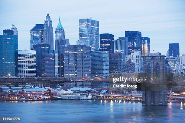 usa, new york state, new york city, brooklyn bridge and cityscape at night - south street seaport stockfoto's en -beelden