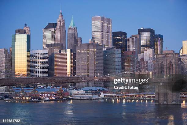 usa, new york state, new york city, brooklyn bridge with skyscrapers at night - south street seaport stockfoto's en -beelden