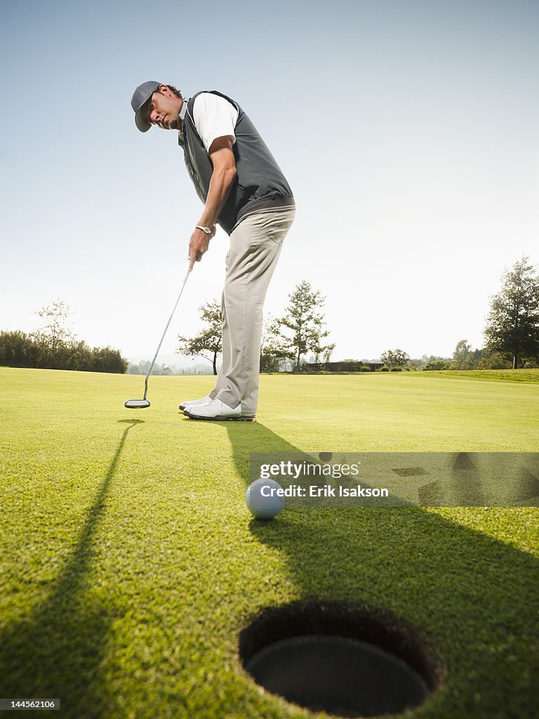 USA, California, Mission Viejo, Man playing golf