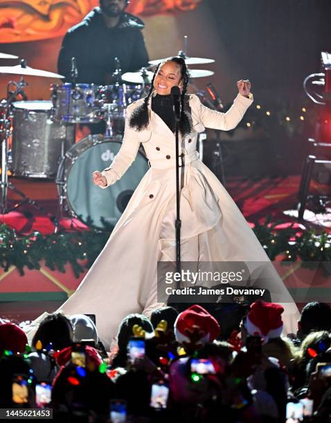 Alicia Keys performs at the 90th Annual Rockefeller Center Christmas Tree Lighting Pre-Tape at Rockefeller Center on November 29, 2022 in New York...