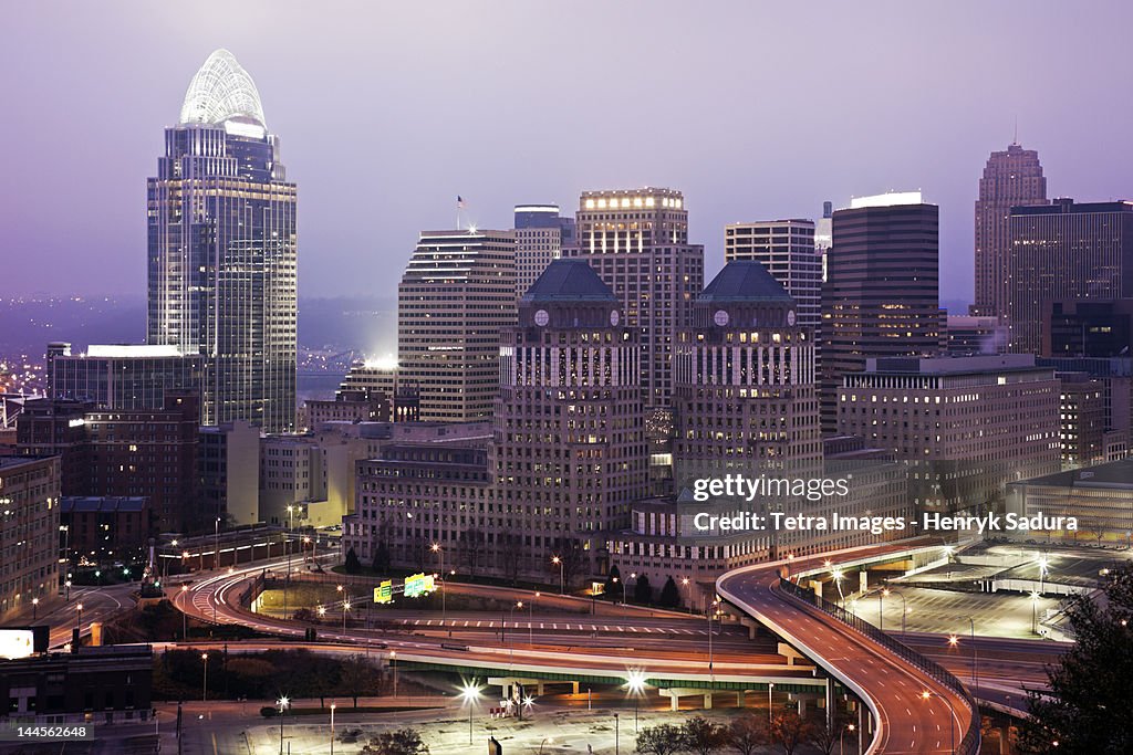 USA, Ohio, Cincinnati skyline at dawn