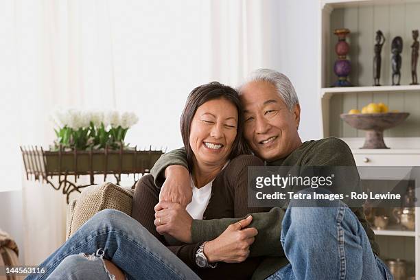 usa, california, los angeles, older couple in warm embrace - the japanese wife foto e immagini stock