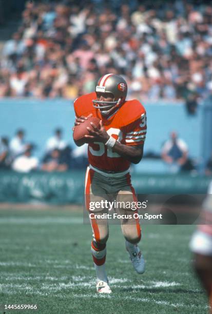 Running back O.J. Simpson of the San Francisco 49ers carries the ball against the Cleveland Browns during an NFL football game September 3, 1978 at...