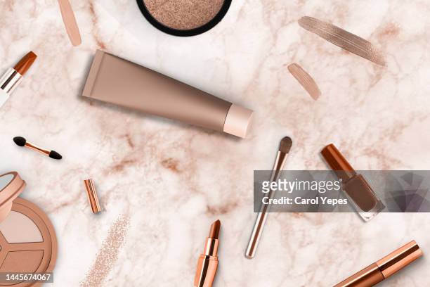 top view cosmetic and beauty items in marble - beauty cosmetic luxury studio background stock-fotos und bilder