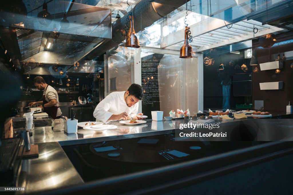 Chefkoch bereitet einen Teller in einem Gourmetrestaurant zu