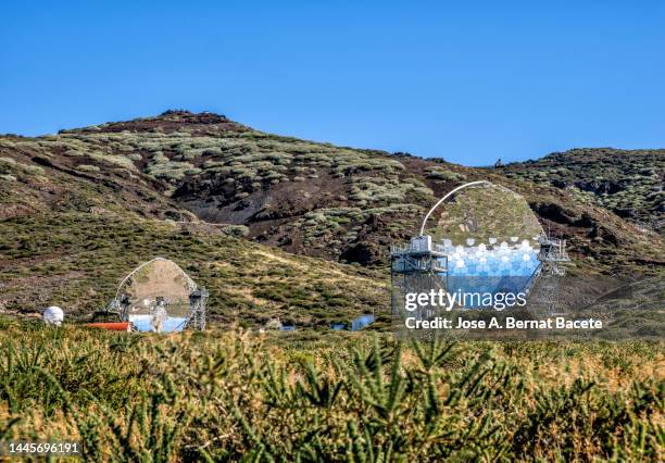 roque de los muchachos telescope and astronomical observatory on the island of la palma - event horizon telescope - fotografias e filmes do acervo