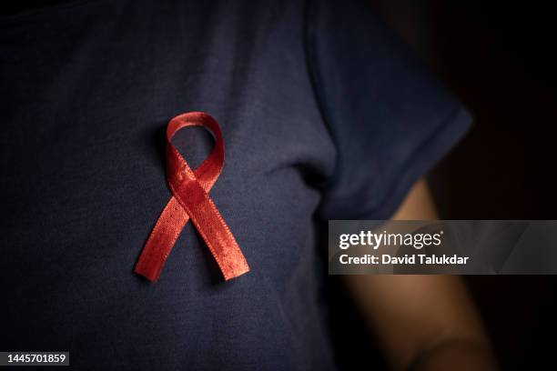 aids awareness red ribbon - hiv stock-fotos und bilder