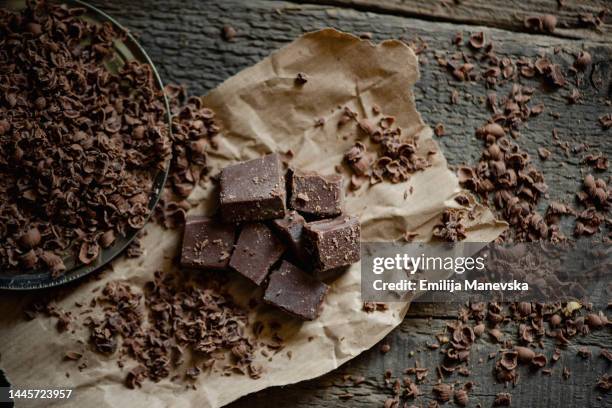 close up of chocolate pieces - chocolate powder stockfoto's en -beelden