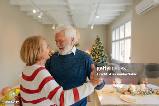 unser romantischer tanz - senior man dancing on table stock-fotos und bilder