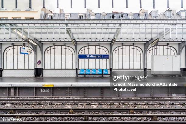 stalingrad metro station - binario di stazione ferroviaria foto e immagini stock