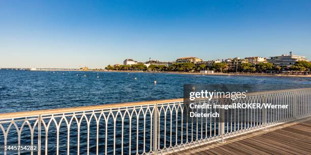 town view with jetty and promenade, arcachon, bay of arcachon, aquitaine, new aquitaine, france - arcachon - fotografias e filmes do acervo