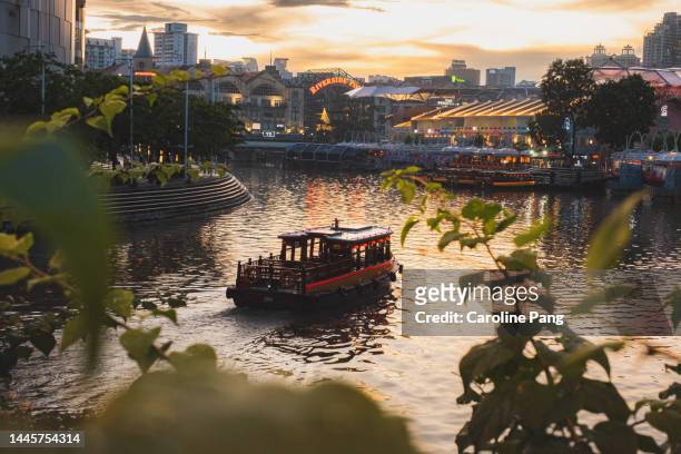 sunset along the singapore river - bar overhead foto e immagini stock