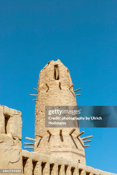 the mud brick town of al qasr near dakhla, egypt - al qasr stock pictures, royalty-free photos & images