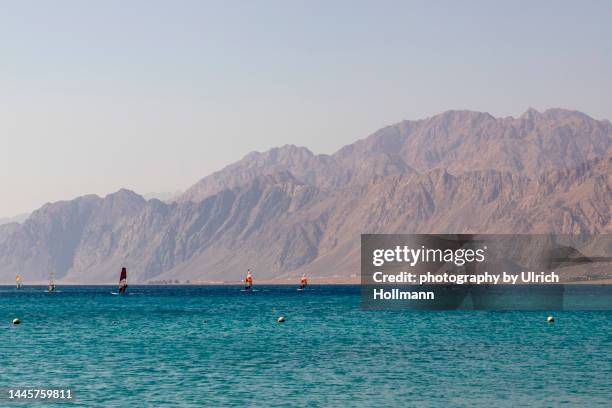 kite surfer at dahab lagoon, sinai, egypt - kite lagoon stock-fotos und bilder