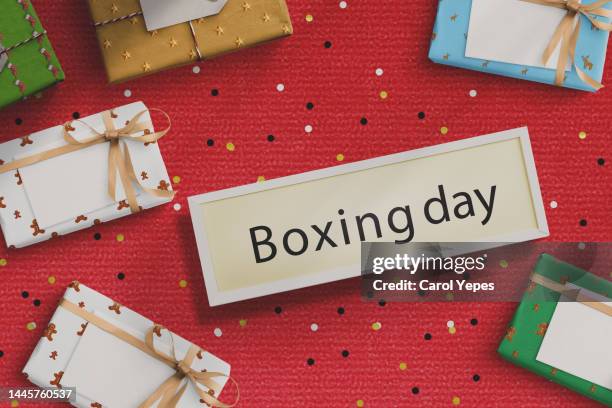 boxing day sale , wooden letters and gift box  on white rustic wooden background - día de las cajas fotografías e imágenes de stock