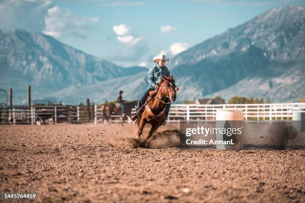 junges cowgirl barrel racing mit pferd - rodeo stock-fotos und bilder