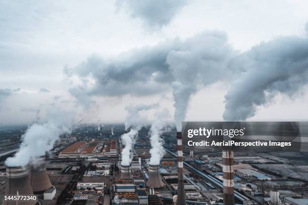drone point view of power station - treibhausgas stock-fotos und bilder
