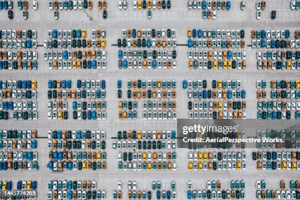 aerial view of rows of new cars - double stockfoto's en -beelden