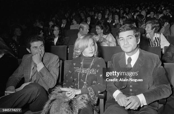 Le réalisateur, scénariste et producteur français Claude Lelouch avec les acteurs français Caroline Cellier et Jean-Claude Brialy lors de la première...