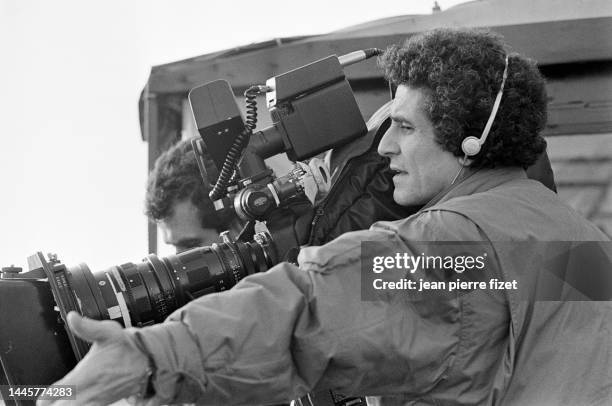 Le réalisateur, scénariste et producteur français Claude Lelouch derrière sa caméra sur le tournage de son film « Viva la vie ».