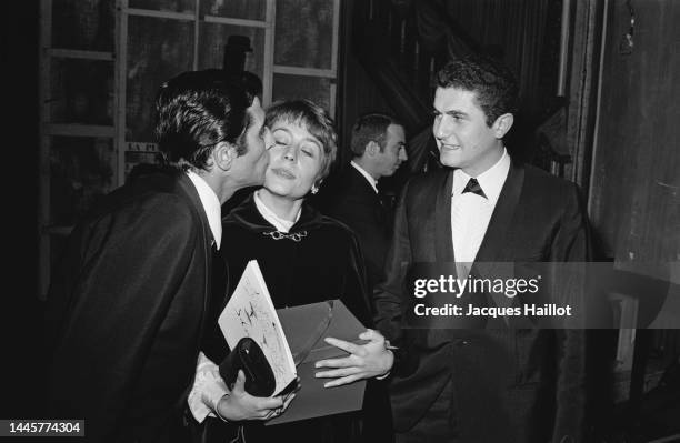 22ème "Nuit du Cinéma" au Théâtre Marigny en 1967 : Gilbert Becaud embrasse Annie Girardot sous le regard de Claude Lelouch.