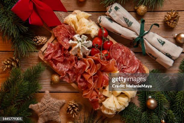 aperitivo charcutería con jamón, salami y queso para la celebración festiva de navidad en cocina rústica - charcutería fotografías e imágenes de stock