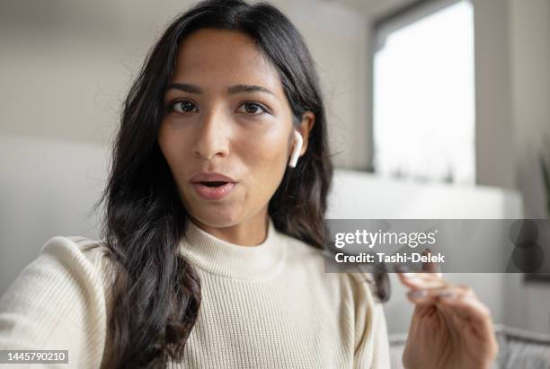 female influencer vlogging online with smartphone from home - influencer phone stock pictures, royalty-free photos & images