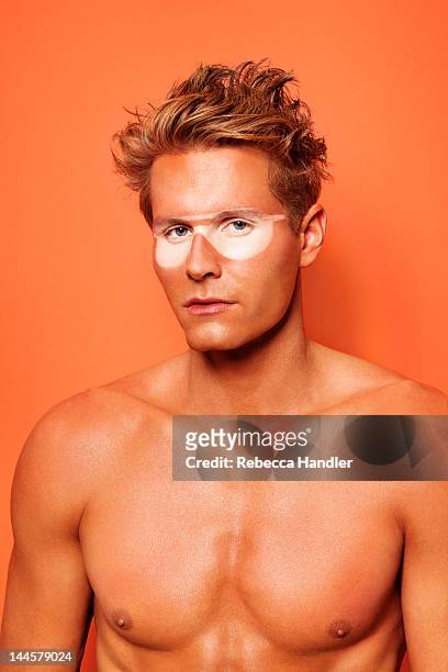 topless sunburnt man with sunglass tan lines - sunburn stock-fotos und bilder