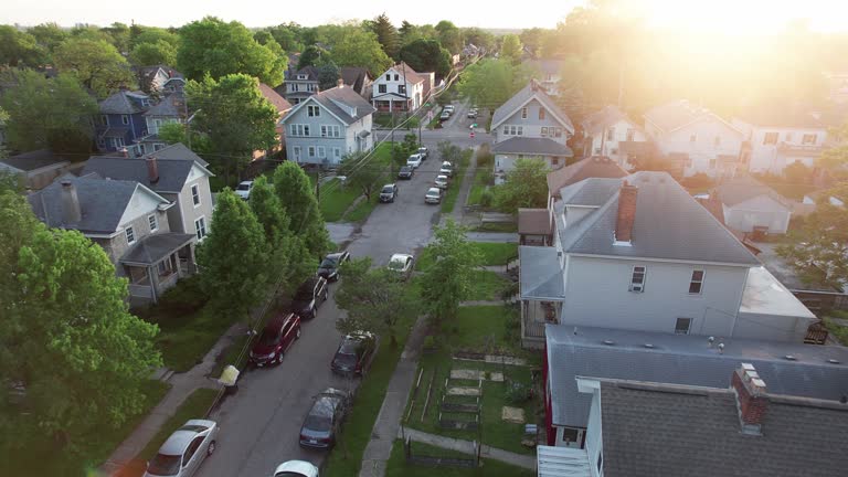 https://media.gettyimages.com/id/1445792187/video/urban-town-homes-in-ohio-suburb-near-osu-state-campus-student-housing.jpg?b=1&s=640x640&k=20&c=bFcl8721ctMMgzxGWaWUPE1ulOP4ZJQR5NtiIZzQ9AA=