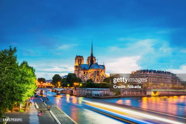 sunset at notre dame on seine river - paris island stock pictures, royalty-free photos & images
