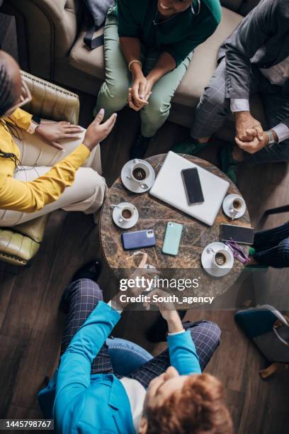 gente de negocios sentado en el café - saludo y encuentro fotografías e imágenes de stock