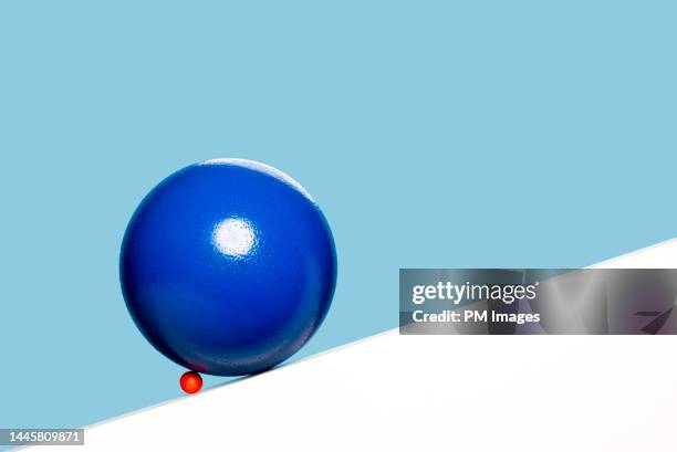 large vs. small - dominerande bildbanksfoton och bilder