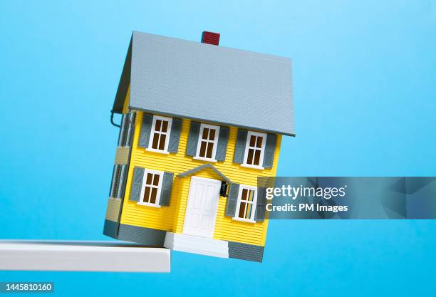 house on the edge - problemas de vivienda fotografías e imágenes de stock