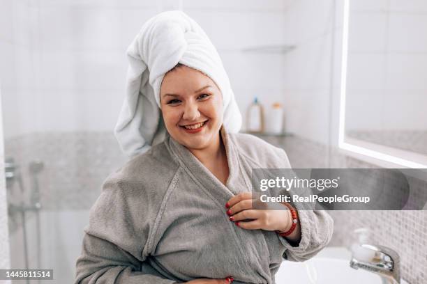 anziehen im badezimmer - big fat white women stock-fotos und bilder