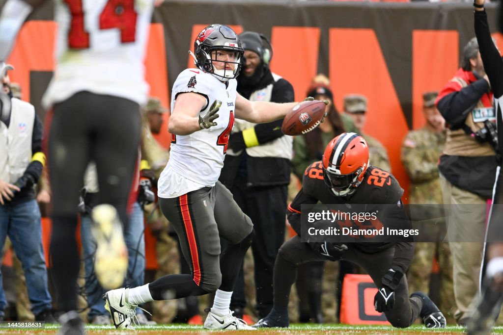 Tb Score Ko Kieft of the Tampa Bay Buccaneers scores a 5-yard touchdown during ...