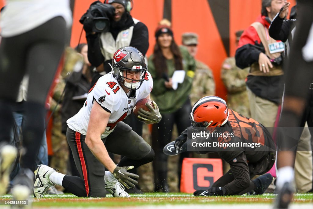 Tb Score Ko Kieft of the Tampa Bay Buccaneers scores a 5-yard touchdown during ...