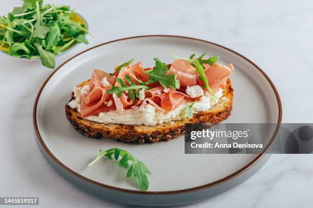 open sandwich with prosciutto - rucola foto e immagini stock