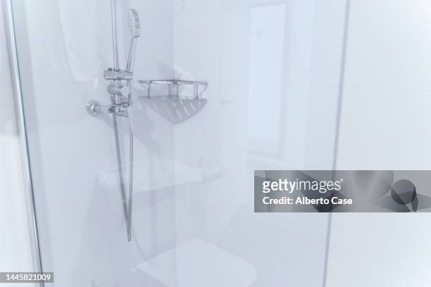 https://media.gettyimages.com/id/1445821009/photo/interior-of-a-hotel-shower-with-glass-shower-enclosure.jpg?s=612x612&w=gi&k=20&c=otr2E1_j3HuJu4Tjd9vE55XQ9W2GKTGHzslo0KVSQA4=