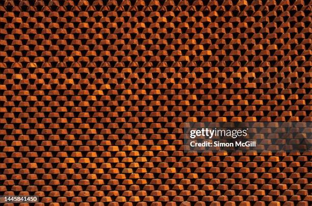 orange brick pointy feature wall - architectural feature stockfoto's en -beelden