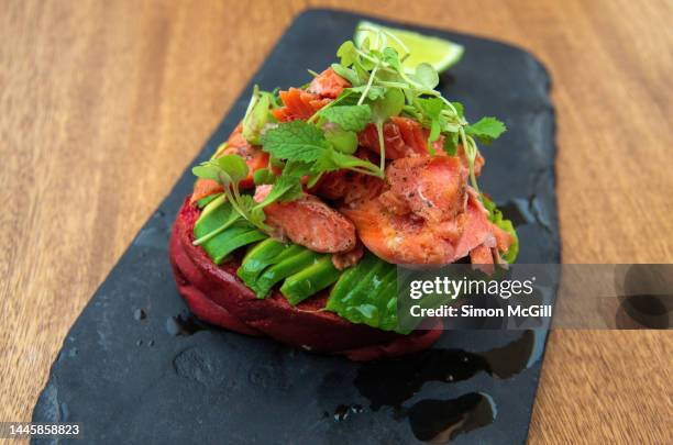 tostada con trucha y aguacate en pan de remolacha (toast with trout and avocado on beetroot bread) - remolacha stock pictures, royalty-free photos & images