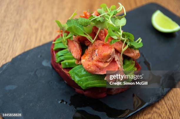 tostada con trucha y aguacate en pan de remolacha (toast with trout and avocado on beetroot bread) - remolacha stock pictures, royalty-free photos & images