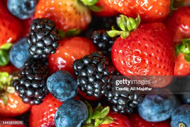 berries close-up - beere pflanzenbestandteile stock-fotos und bilder